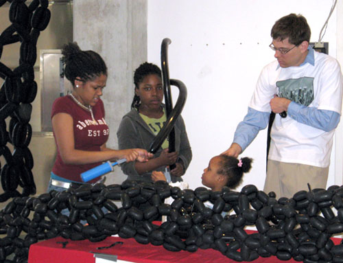 Arnold builds a carbon nanotube balloon with children