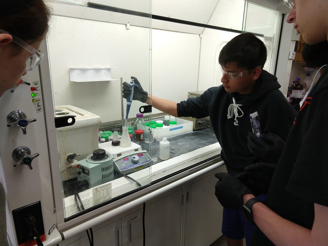 Students synthesizing gold nanoparticles